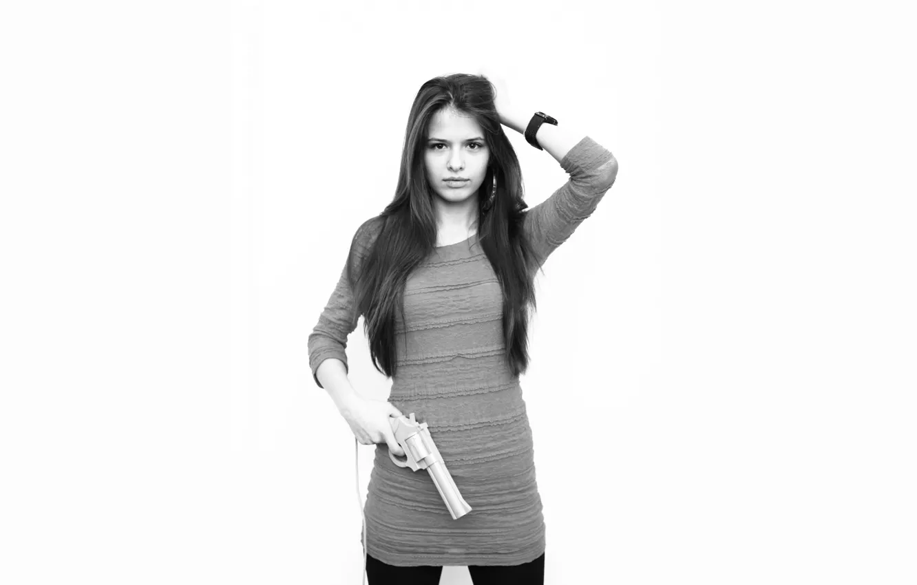 Фото обои взгляд, девушка, пистолет, актриса, шатенка, красотка, Любовь Новикова