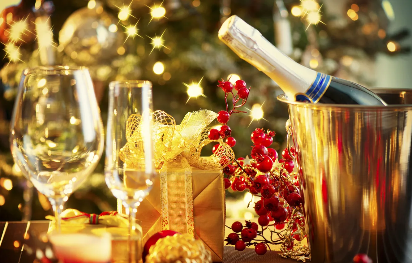 Фото обои огни, праздник, подарок, бокалы, Рождество, Новый год, гирлянда, шампанское