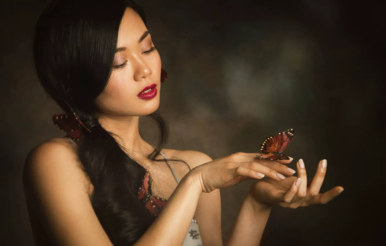 Фото обои девушка, фон, настроение, бабочка, руки, макияж, азиатка