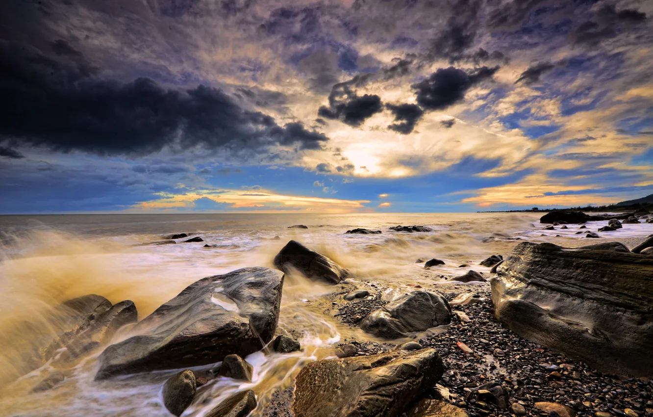 Фото обои море, волны, облака, закат, брызги, камни, берег