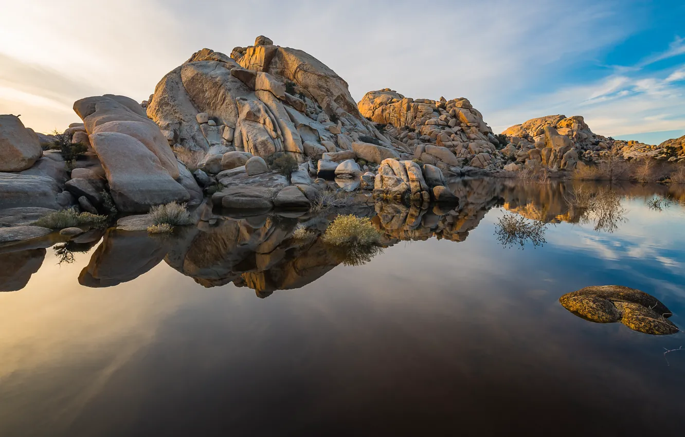 Фото обои небо, вода, озеро, отражение, камни, Калифорния, США, водоем