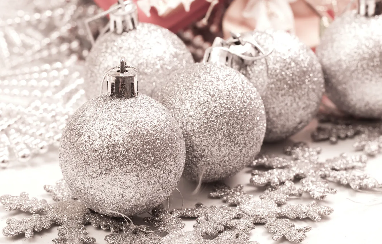 Фото обои снежинки, праздник, новый год, silver, new year, серебристые, елочные шары, серебряные