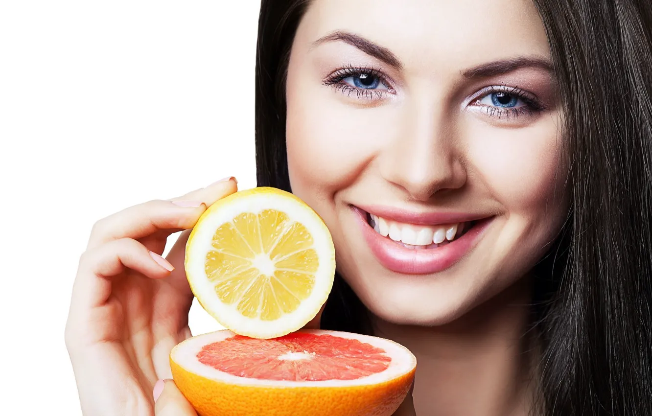 Фото обои девушка, улыбка, лимон, фрукты, грейпфрут