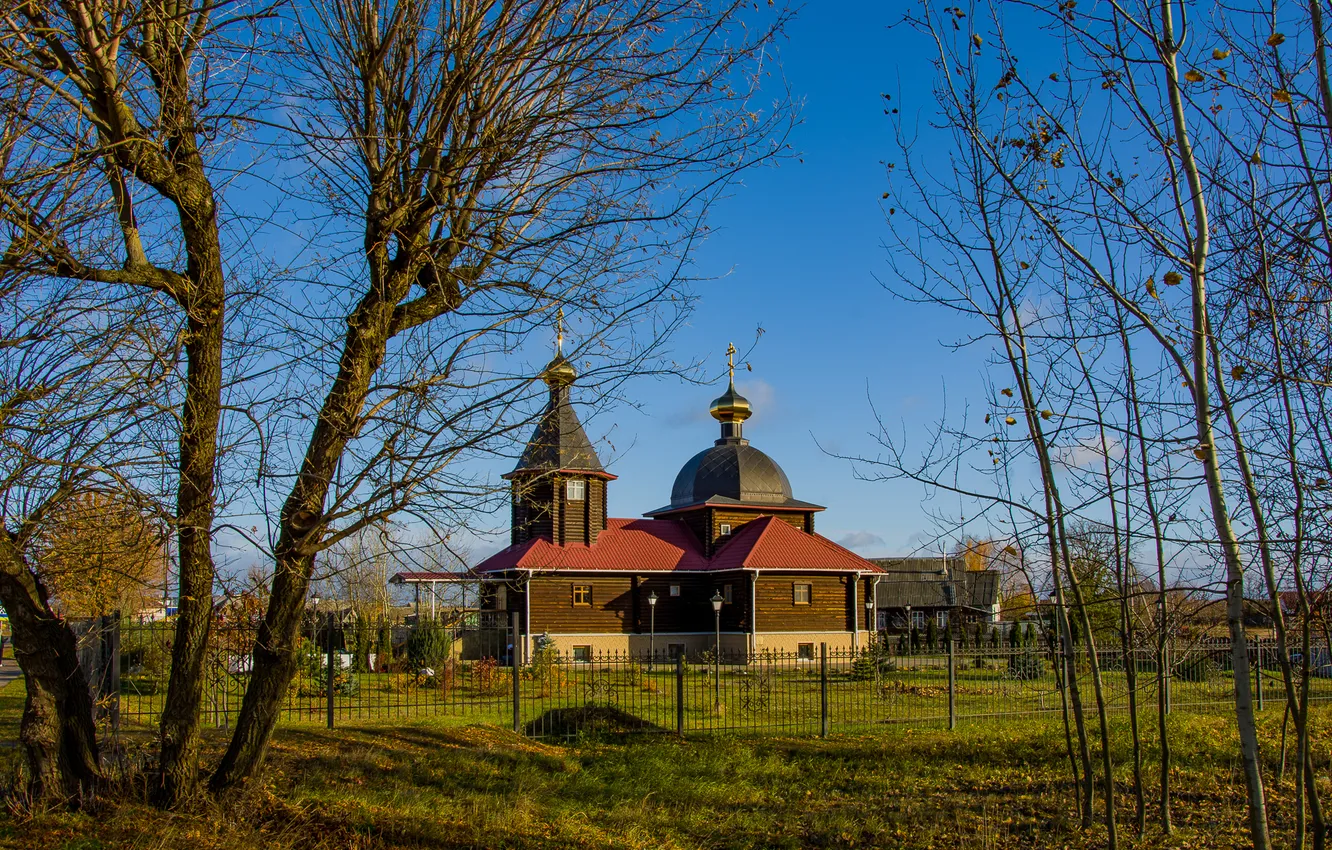 Фото обои осень, небо, город, церковь