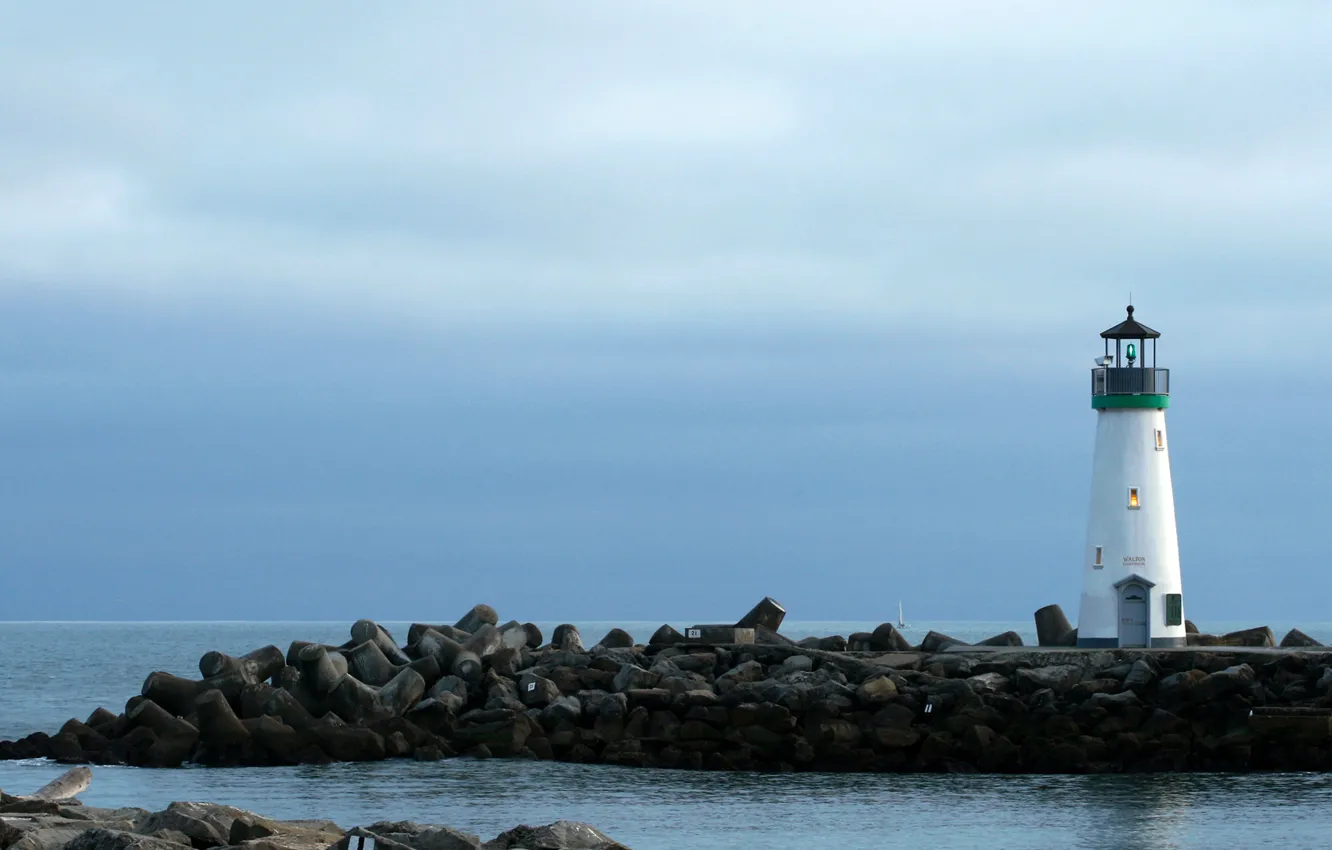 Фото обои море, камни, берег, лодка, маяк, sea, coast, rocks