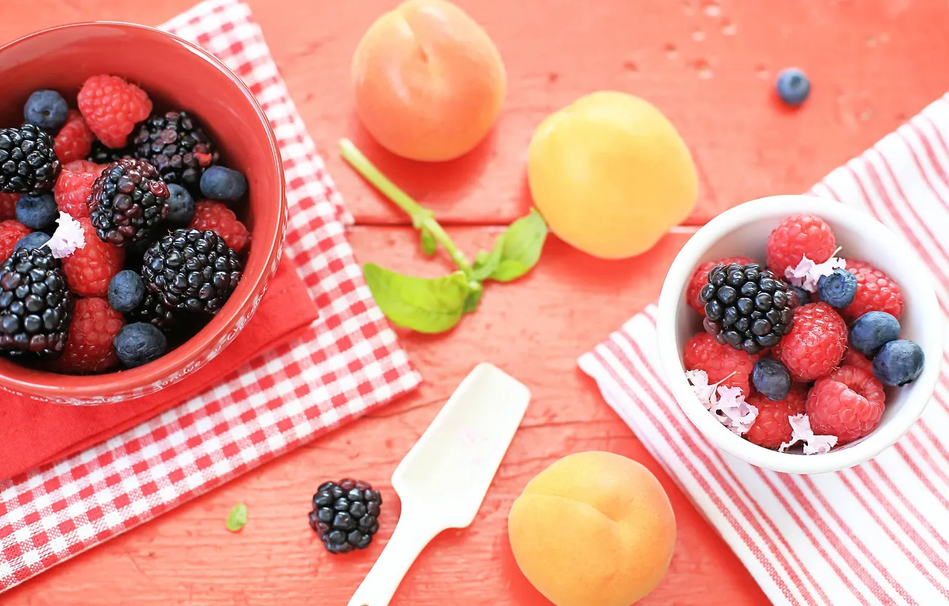 Фото обои ягоды, малина, стол, черника, посуда, фрукты, ежевика, абрикосы