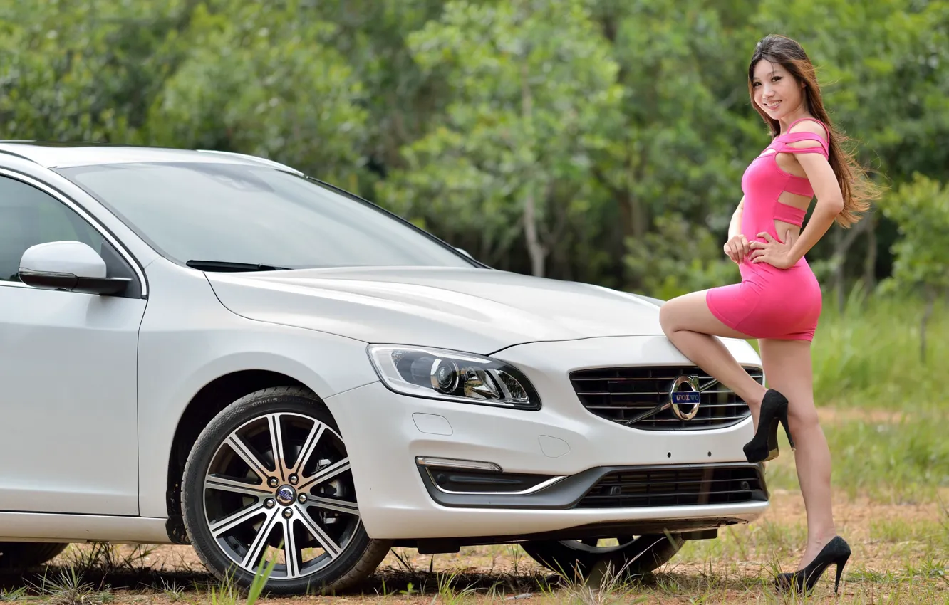 Фото обои взгляд, улыбка, Девушки, азиатка, красивая девушка, белый авто, VOLVO, позирует над машиной