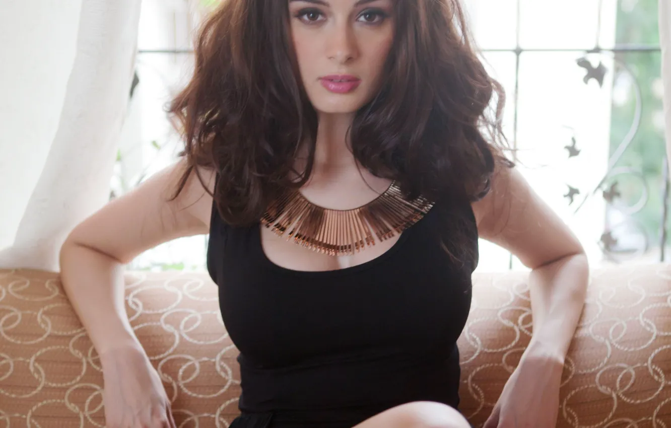 Фото обои взгляд, девушка, актриса, шатенка, симпатичная, сидит на диване, Evelyn Sharma, Эвелин Шарма