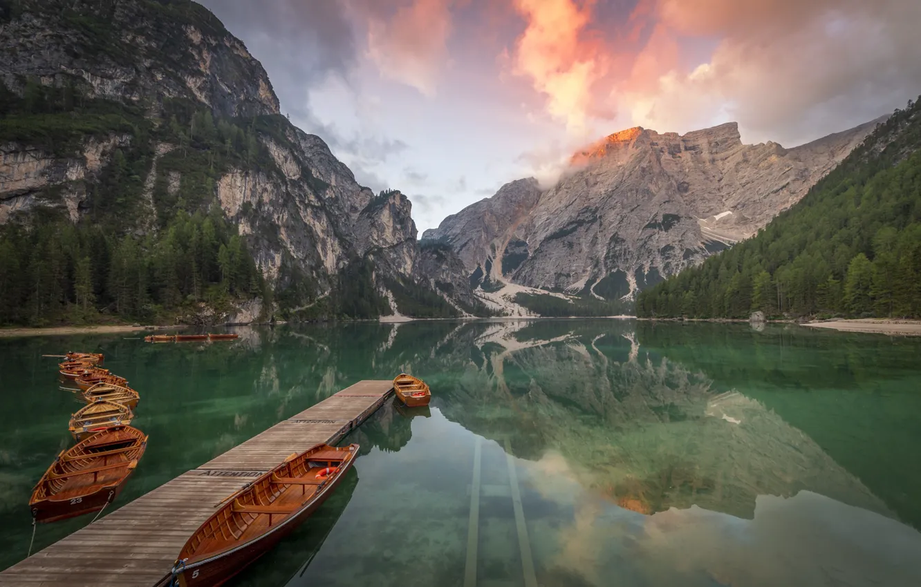 Фото обои пейзаж, горы, природа, озеро, лодки, причал, Италия, мосток