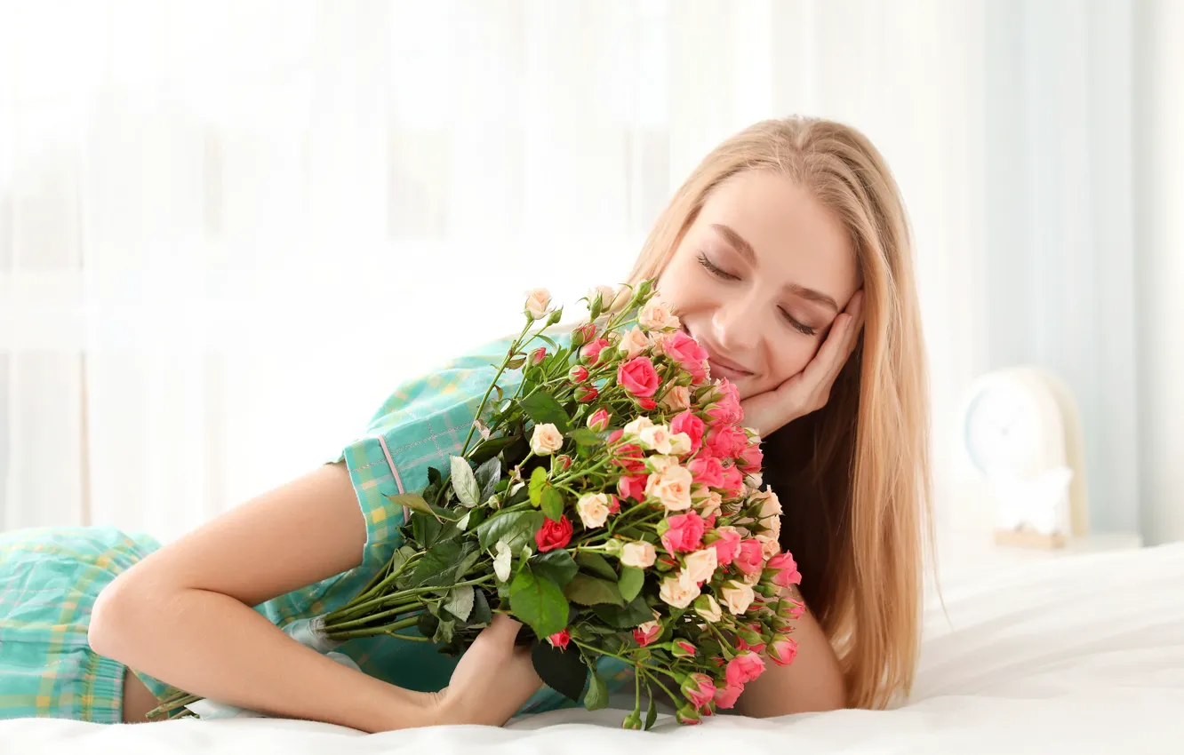Фото обои цветы, настроение, кровать, розы, букет, макияж, окно, прическа