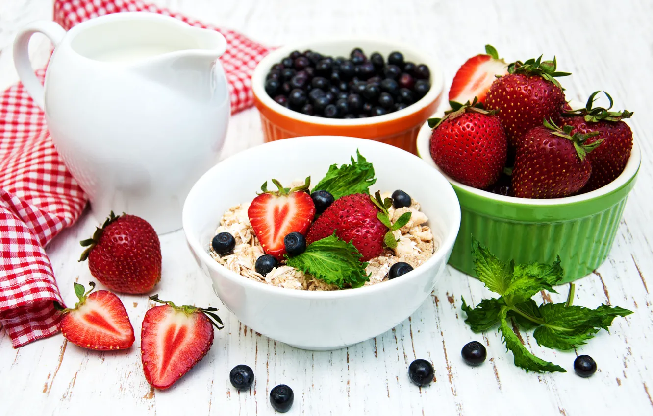 Фото обои ягоды, еда, завтрак, молоко, черника, клубника, кувшин, мята