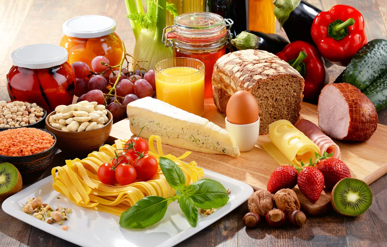 Фото обои завтрак, сыр, клубника, сок, виноград, перец, орехи, помидоры