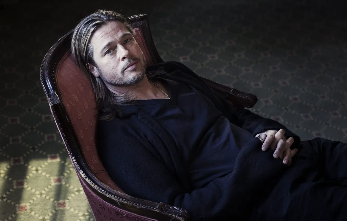 Фото обои фон, кресло, актер, Brad Pitt, Бред Питт, взгдяд