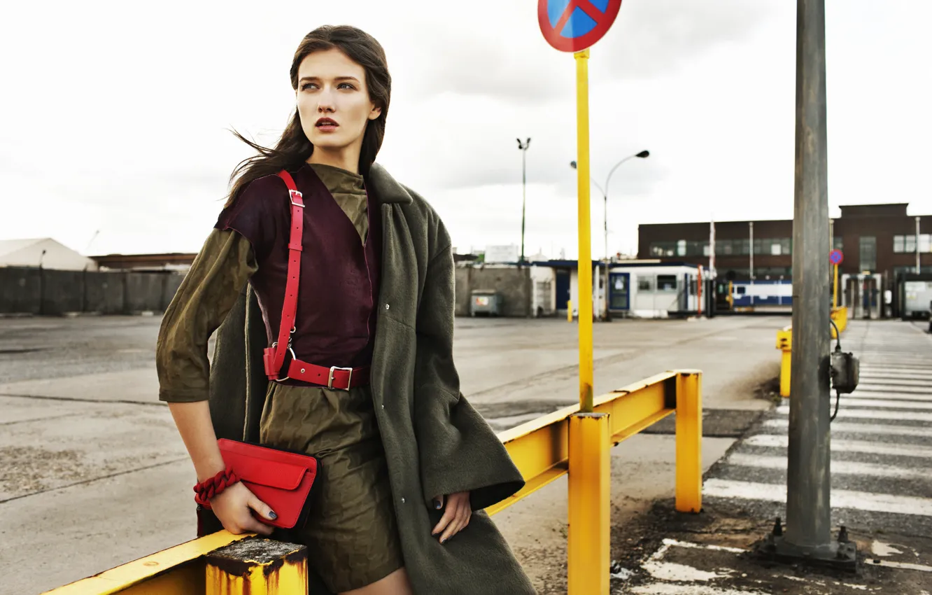 Фото обои взгляд, девушка, знак, модель, сумочка, ремень, пальто, Katerina Netolicka