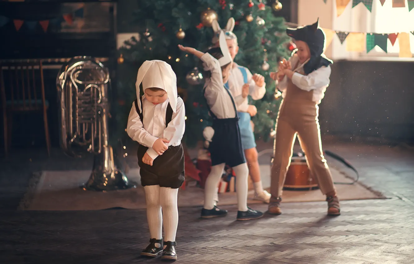 Фото обои дети, праздник, новый год, волк, труба, ёлка, маски, костюмы