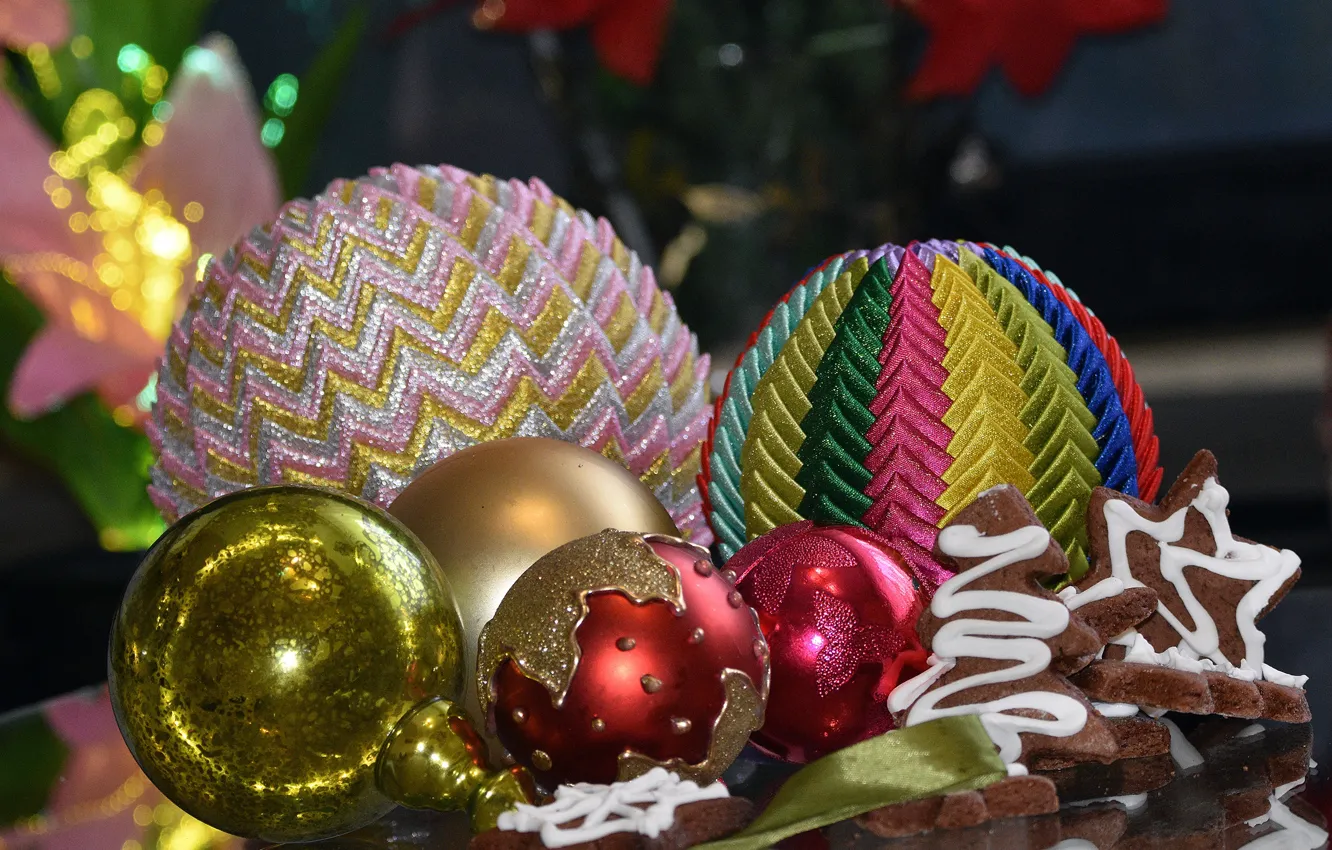 Фото обои шарики, праздник, шары, печенье, Рождество, Новый год, разные, новогодние украшения