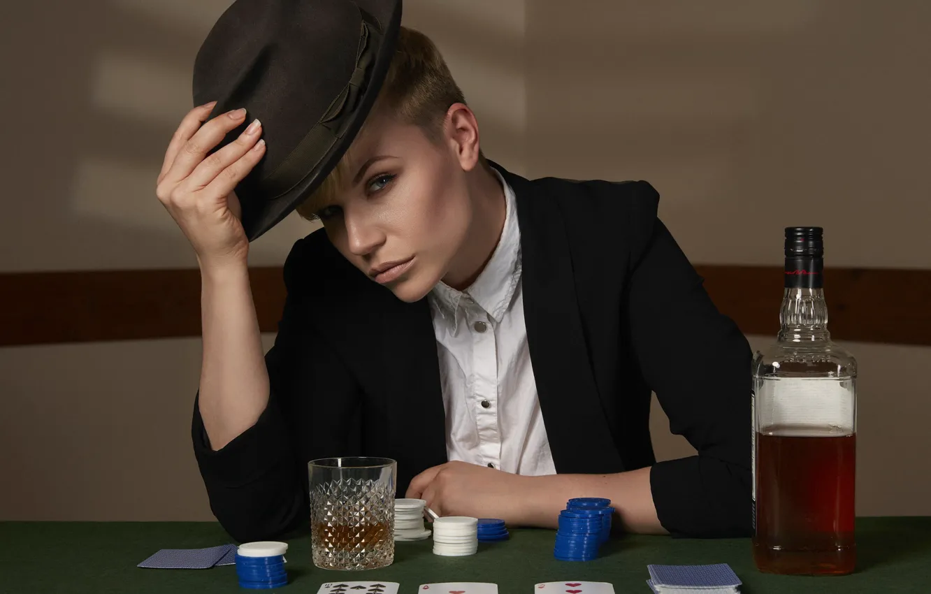 Фото обои девушка, карта, шляпа, фишки, виски
