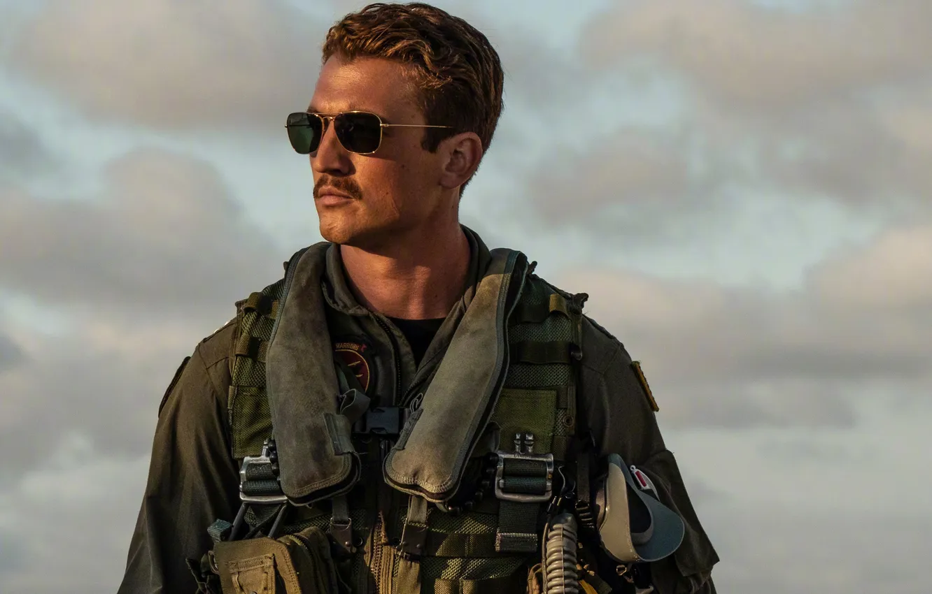 Фото обои фильм, кадр, очки, пилот, боевик, лётчик, Майлз Теллер, Miles Teller