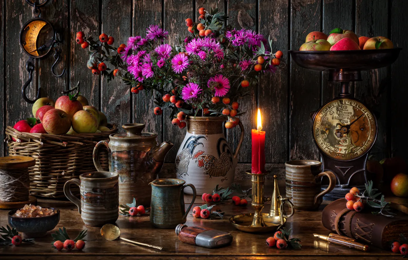 Фото обои цветы, стиль, ягоды, корзина, яблоки, свеча, кружки, натюрморт