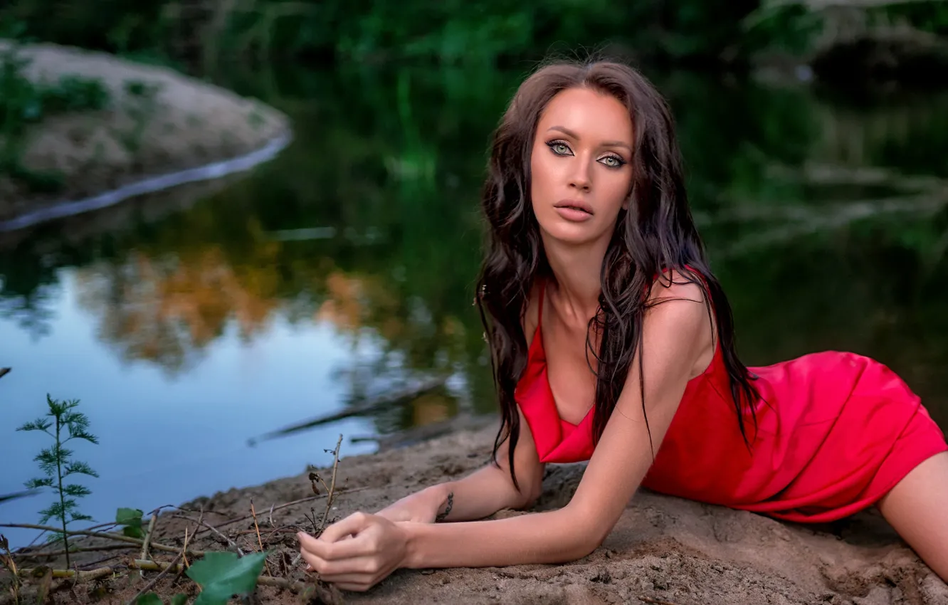 Фото обои взгляд, девушка, природа, лицо, поза, река, руки, брюнетка