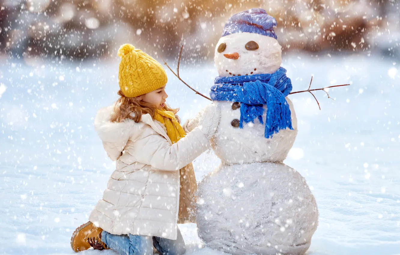 Фото обои Зима, Снег, Дети, Девочка, Новый год, Куртка, Снеговик, Шапки