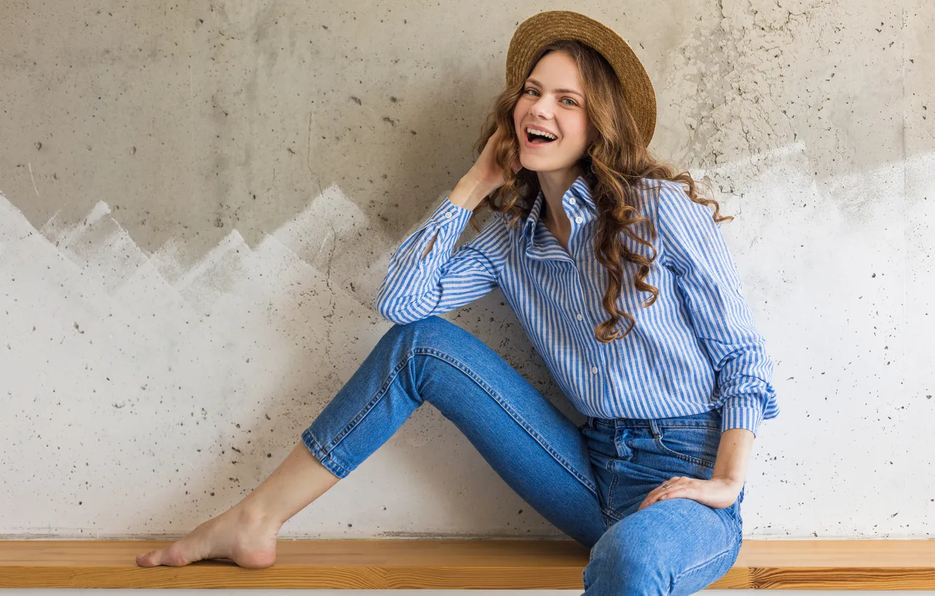 Фото обои girl, hat, barefoot, pretty, jeans, cute, shirt