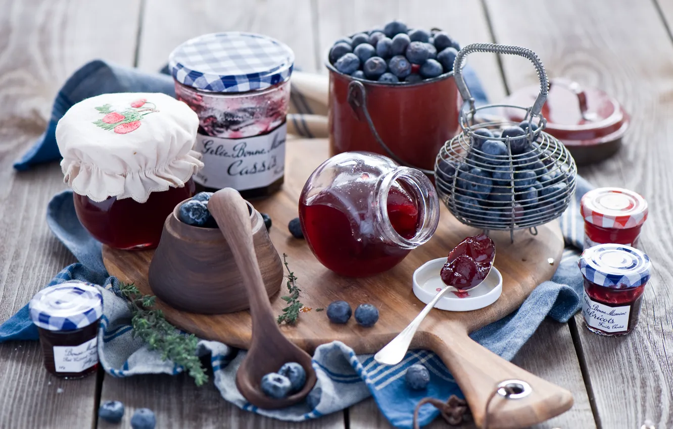 Фото обои ягоды, черника, баночки, доска, банки, джем, варенье, ложки