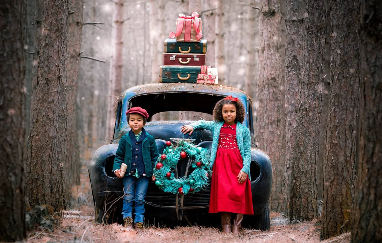 Фото обои машина, лес, деревья, дети, праздник, мальчик, девочка, подарки
