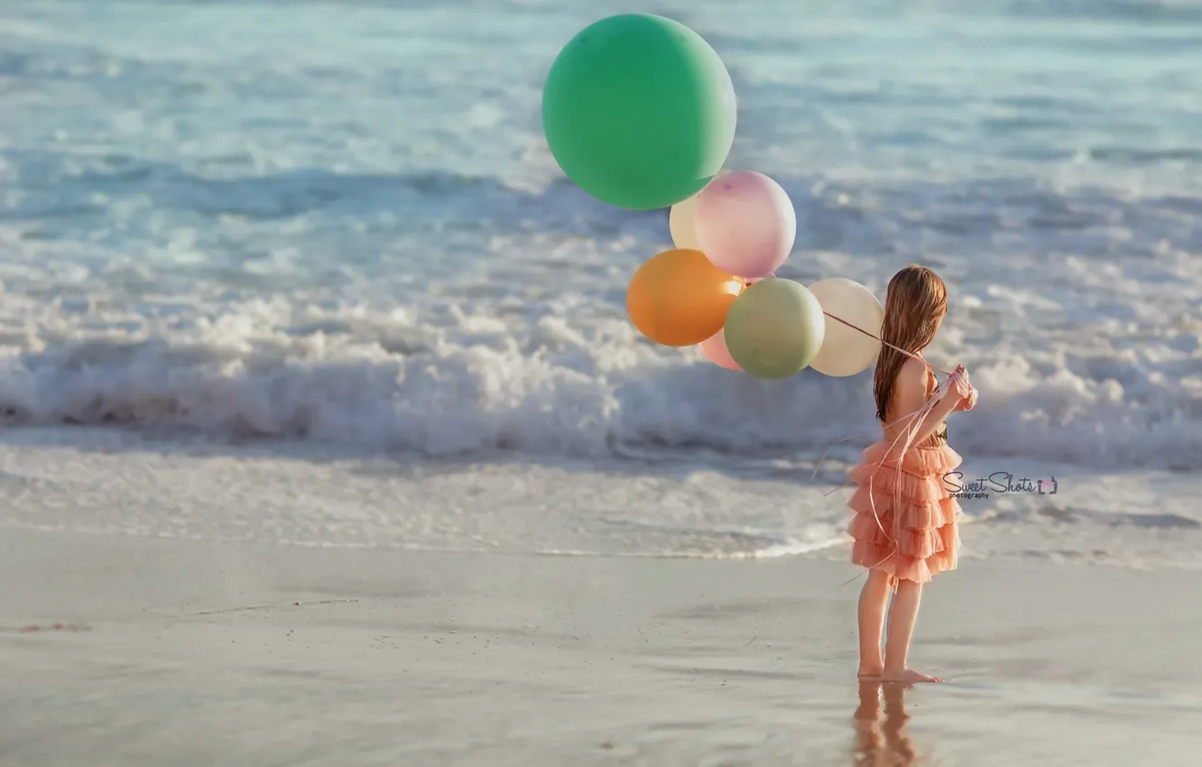 Фото обои море, шары, девочка