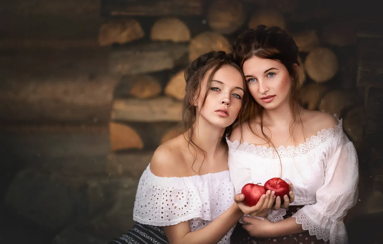 Фото обои девушки, настроение, яблоки, две девушки, блузки, Krzysztof Maria Slowinski