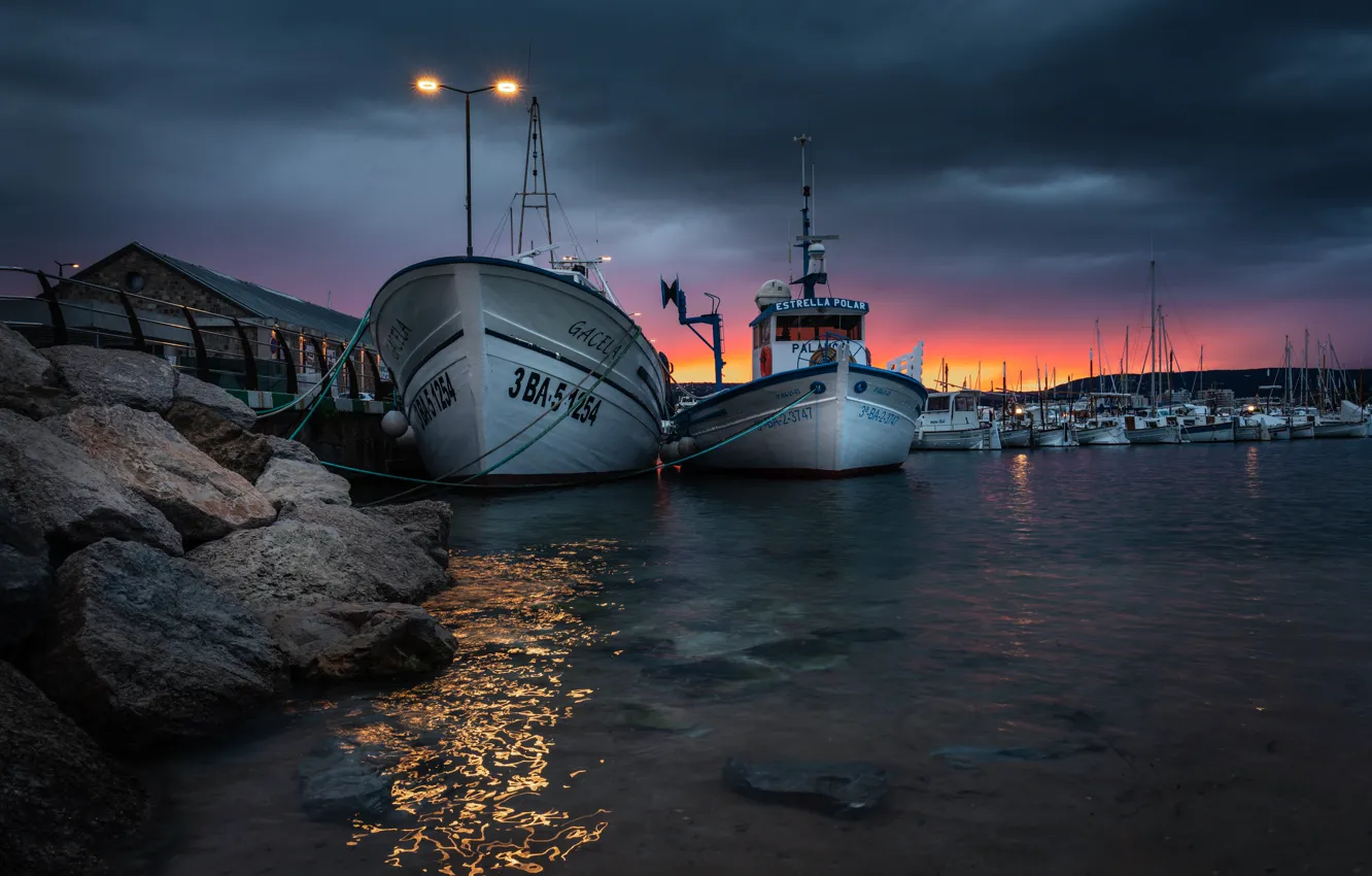 Фото обои вода, закат, камни, лодки, вечер, фонари