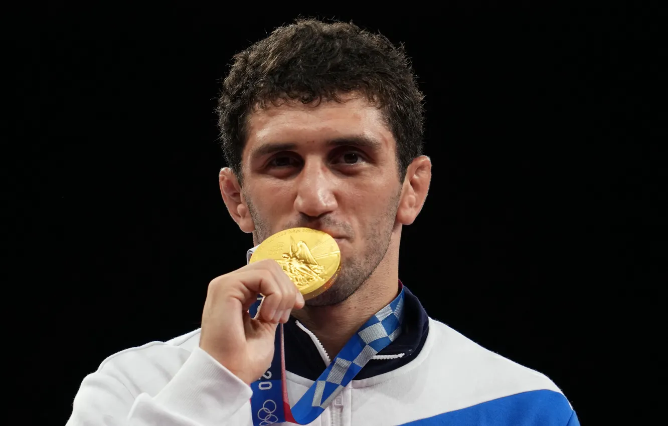 Фото обои золотая медаль, пьедестал, олимпийский чемпион, вольная борьба, Заурбек Сидаков