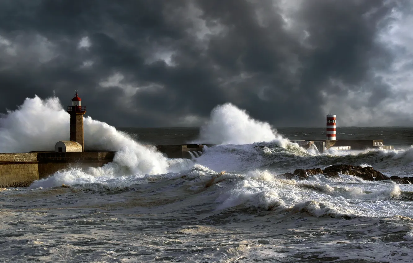Фото обои волны, небо, тучи, шторм, океан, стихия, маяк