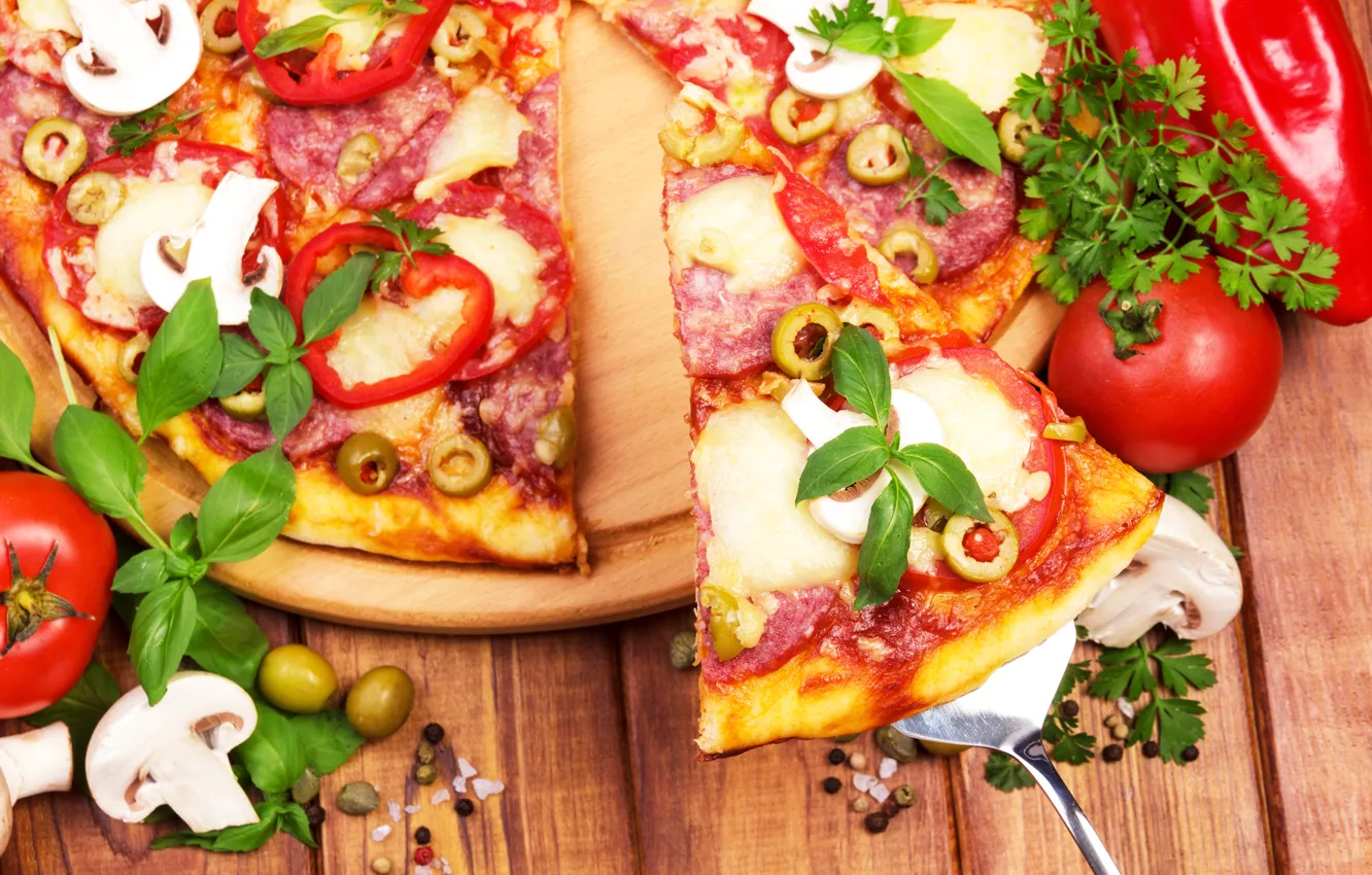 Фото обои грибы, сыр, перец, пицца, помидор, оливки, колбаса, pizza