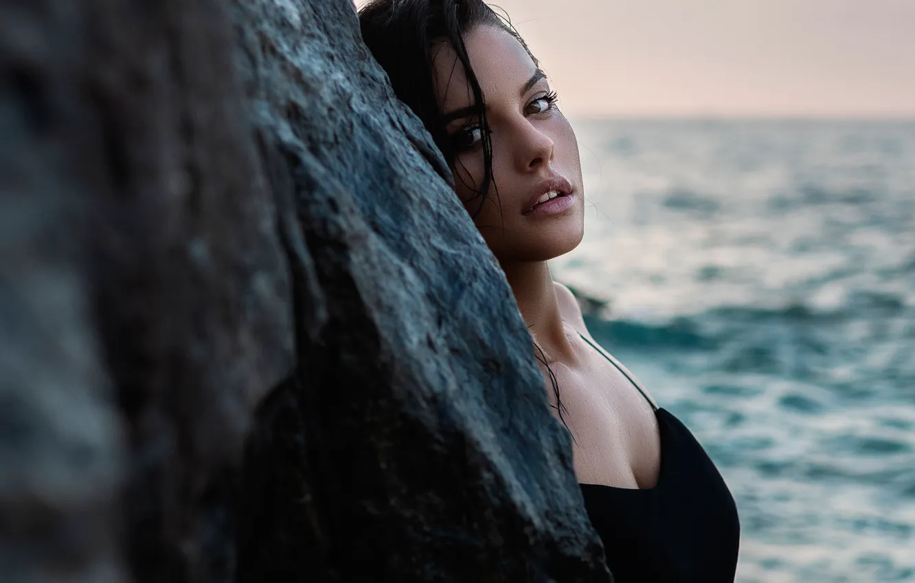 Фото обои море, взгляд, девушка, лицо, скала, Nicola Davide Furnari