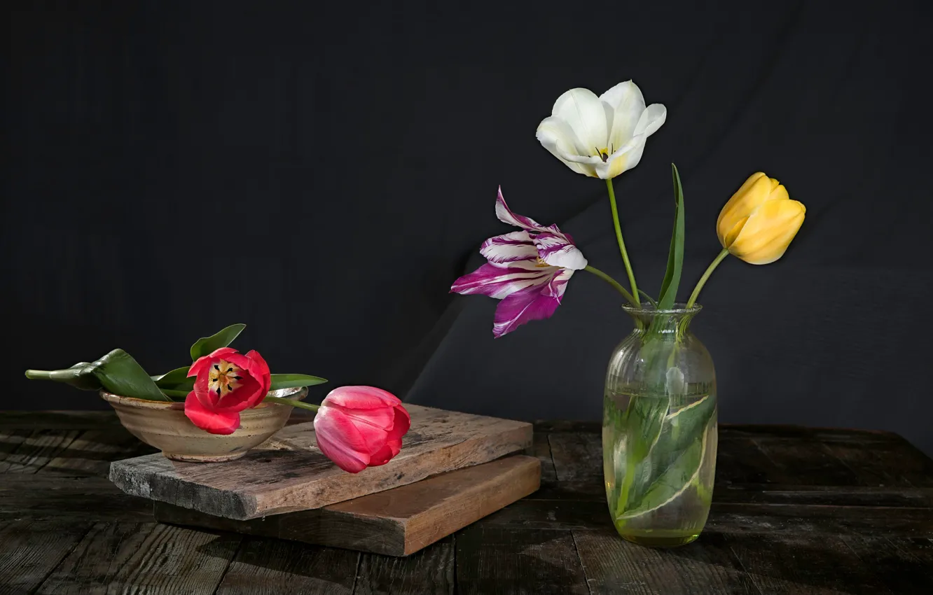 Фото обои цветы, стол, доски, тюльпаны, ваза, разноцветные