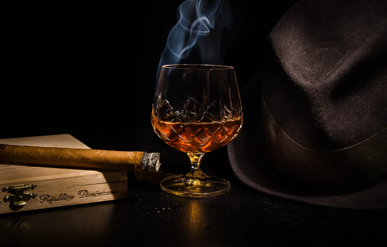 Фото обои бокал, шляпа, алкоголь, сигара, коньяк