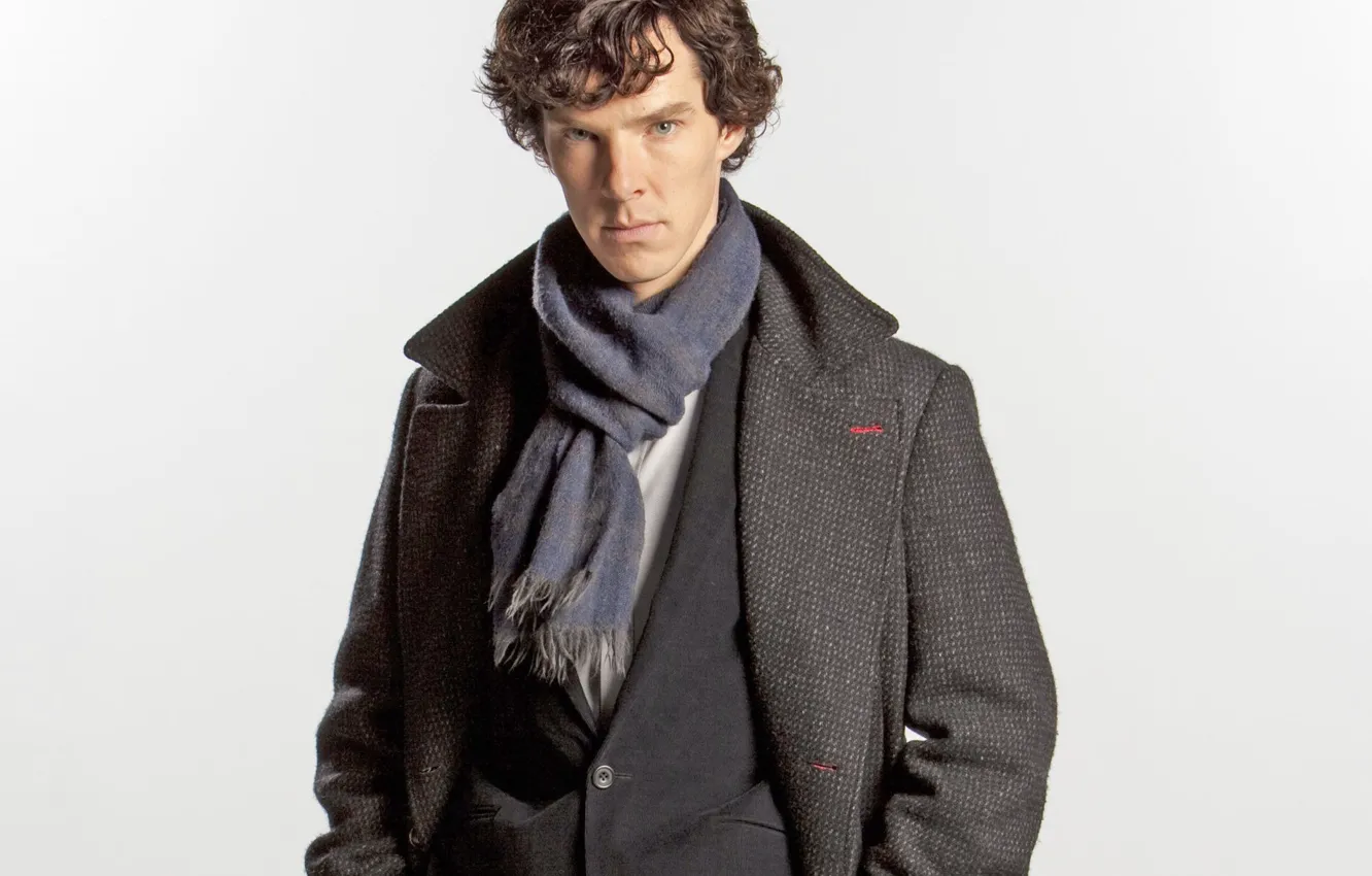 Фото обои взгляд, шарф, белый фон, Шерлок Холмс, пальто, Бенедикт Камбербэтч, Sherlock, Sherlock BBC