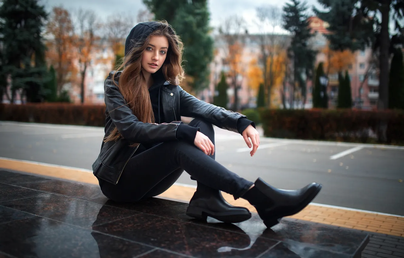 Фото обои осень, взгляд, девушка, поза, руки, куртка, капюшон, Дмитрий Шульгин