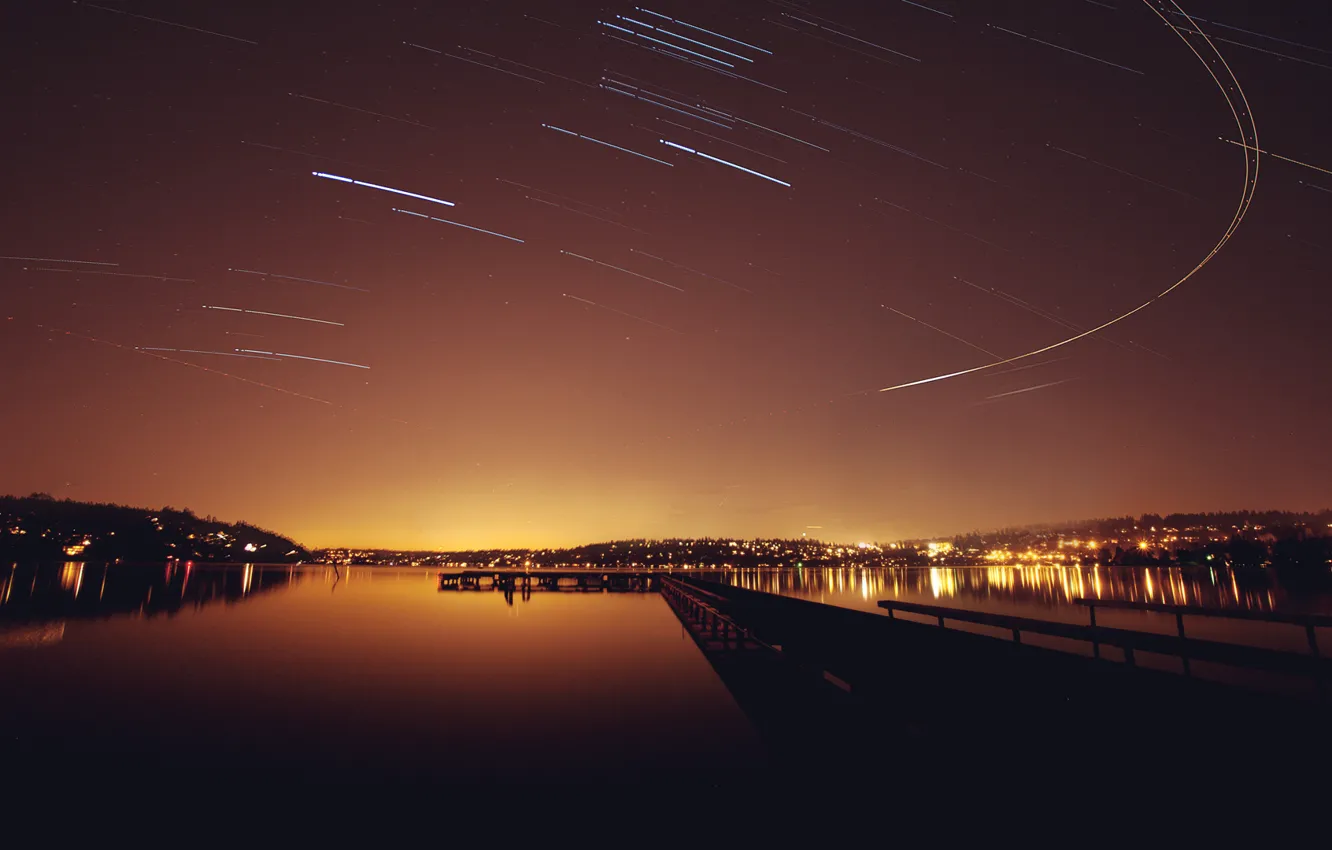 Фото обои звезды, пейзаж, ночь, огни, пирс, водоем, треки