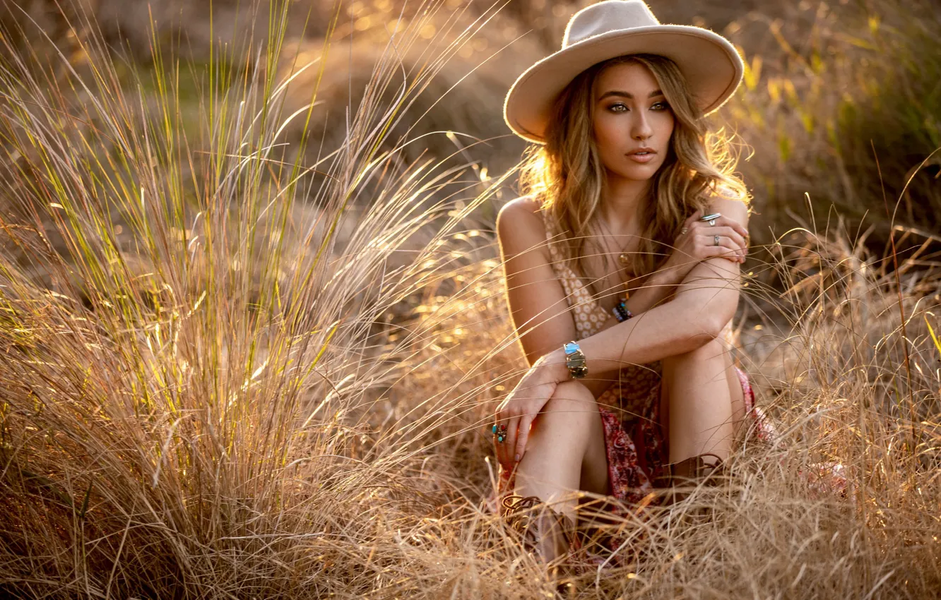 Фото обои трава, девушка, поза, шляпа, руки, Samantha