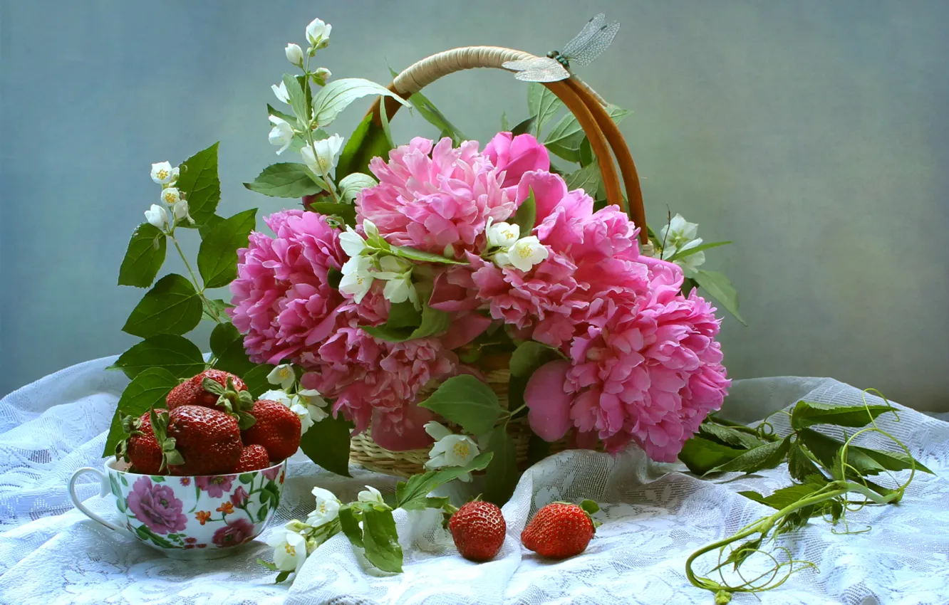 Фото обои ягоды, корзина, букет, стрекоза, клубника, натюрморт, пионы, жасмин