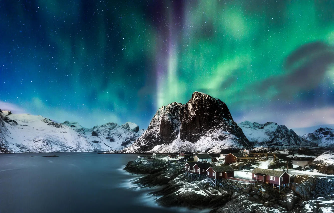 Фото обои море, горы, скалы, Норвегия, Северное сияние, домик, Лофотенские острова