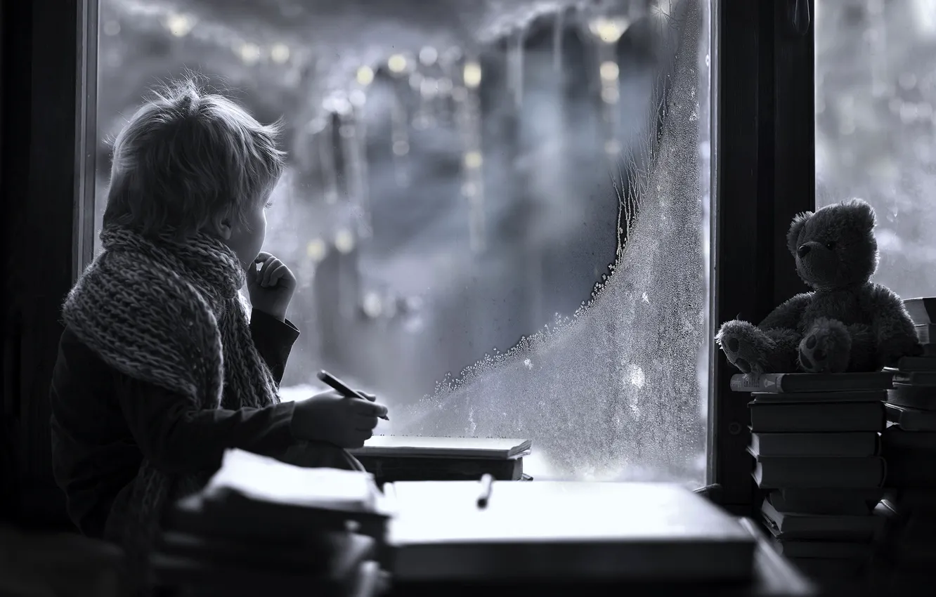 Фото обои зима, взгляд, игрушка, книги, ребенок, мальчик, шарф, окно