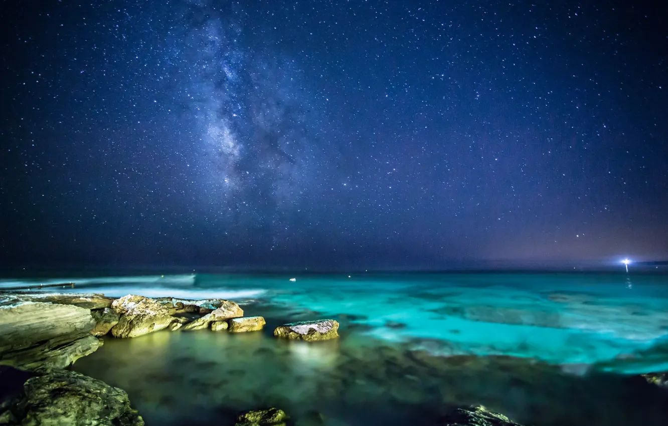 Фото обои море, небо, звезды, ночь, камни, млечный путь