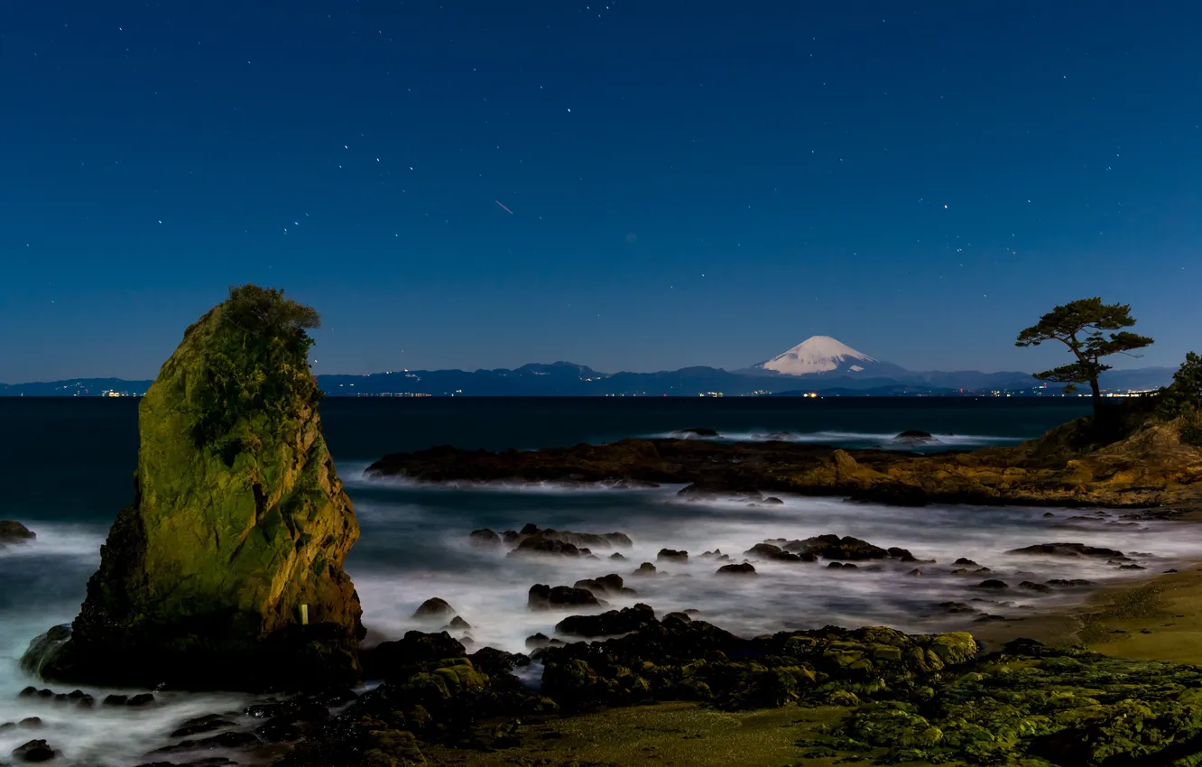 Фото обои море, волны, небо, пейзаж, берег, вулкан