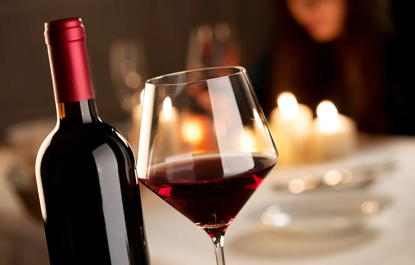 Фото обои стол, вино, красное, бокал, бутылка, свечи, боке