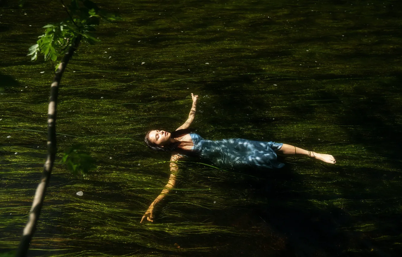 Фото обои вода, девушка, водоросли, поза, ситуация, руки, платье, закрытые глаза