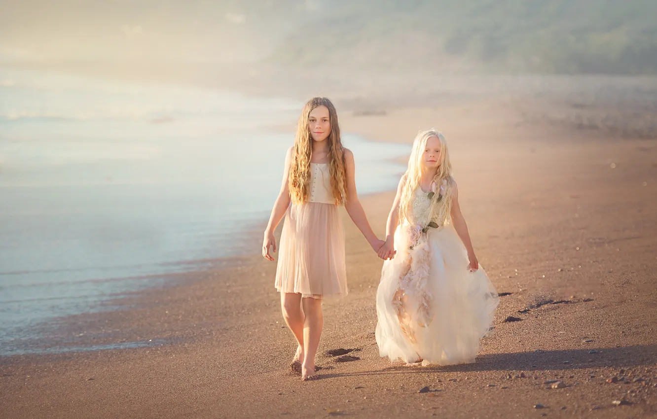 Фото обои песок, берег, платья, две девочки