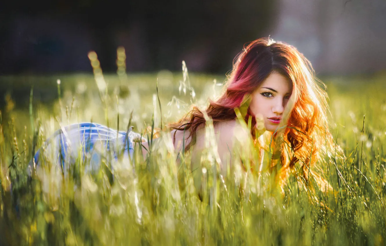 Фото обои поле, трава, взгляд, девушка, милая, луг, рыжая, girl